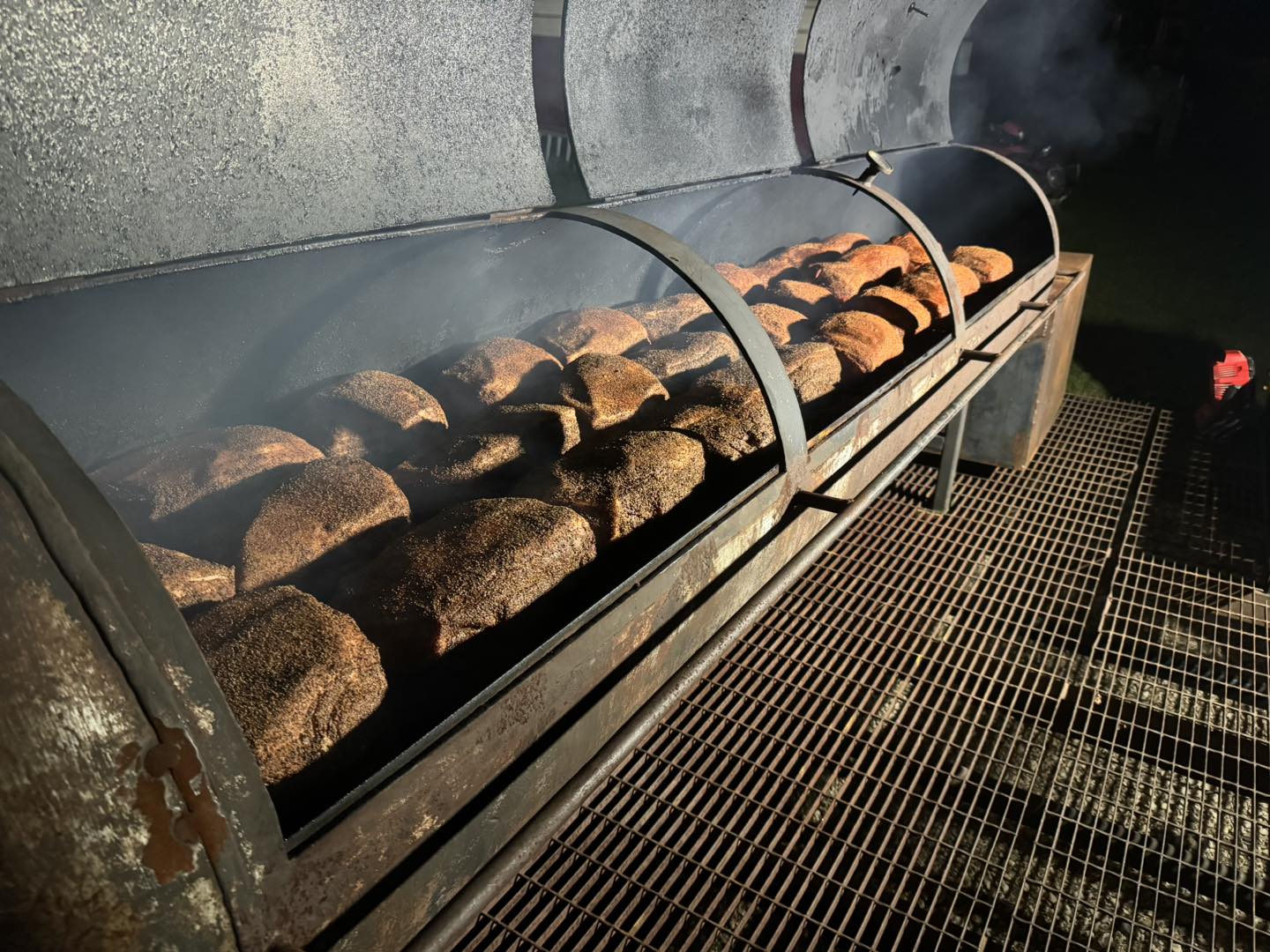 Tank smoker with clean blue smoke